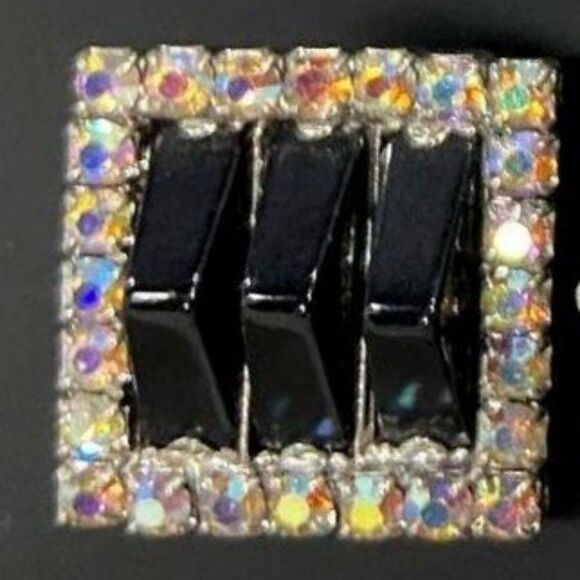 Vintage rhinestone earrings $5 when bundled - Picture 1 of 1
